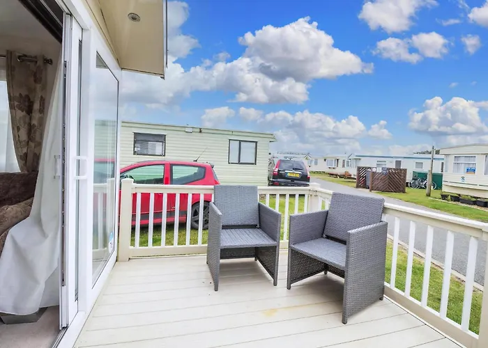 Beautiful 6 Berth Caravan By The Beach In Suffolk Ref 40076Nd