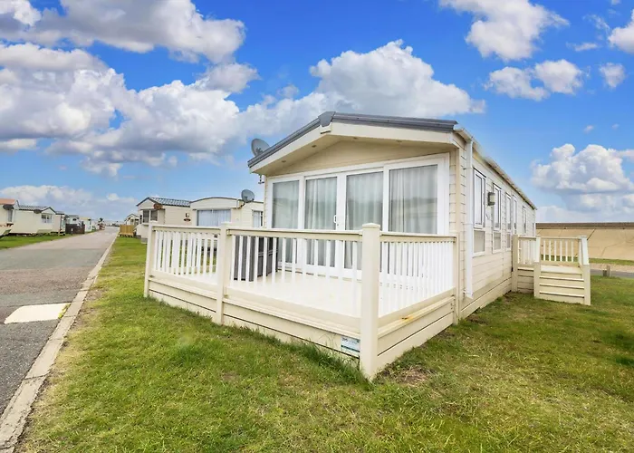 Beautiful 6 Berth Caravan By The Beach In Suffolk Ref 40076Nd