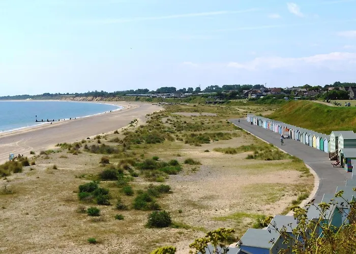 Beautiful 6 Berth Caravan By The Beach In Suffolk Ref 40076Nd