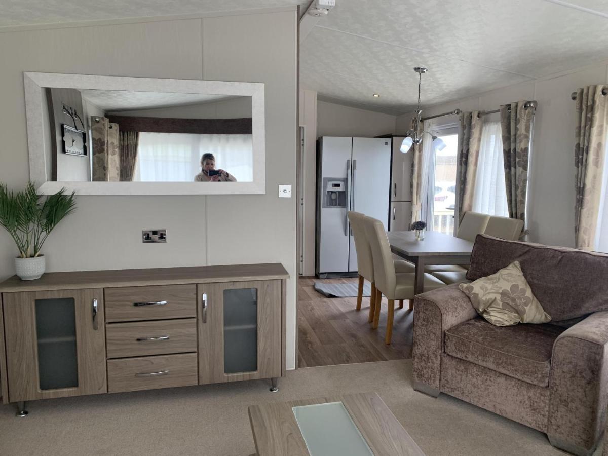 Beautiful 6 Berth Caravan By The In Suffolk Ref 40076nd Campsite *