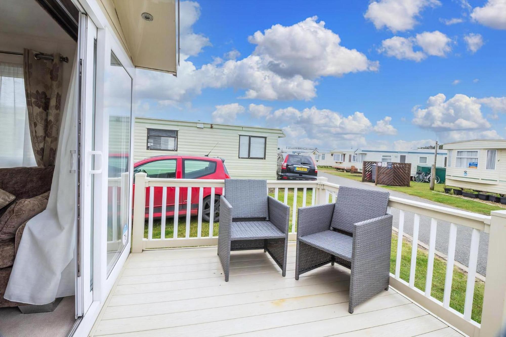 Beautiful 6 Berth Caravan By The In Suffolk Ref 40076nd