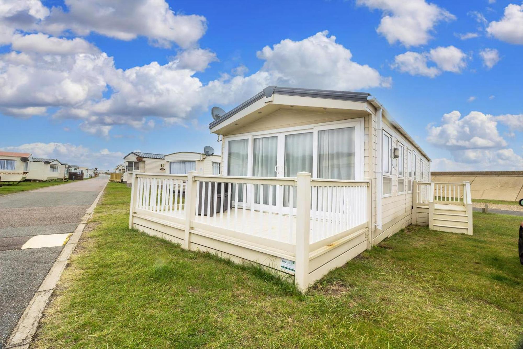Beautiful 6 Berth Caravan By The In Suffolk Ref 40076nd Lowestoft