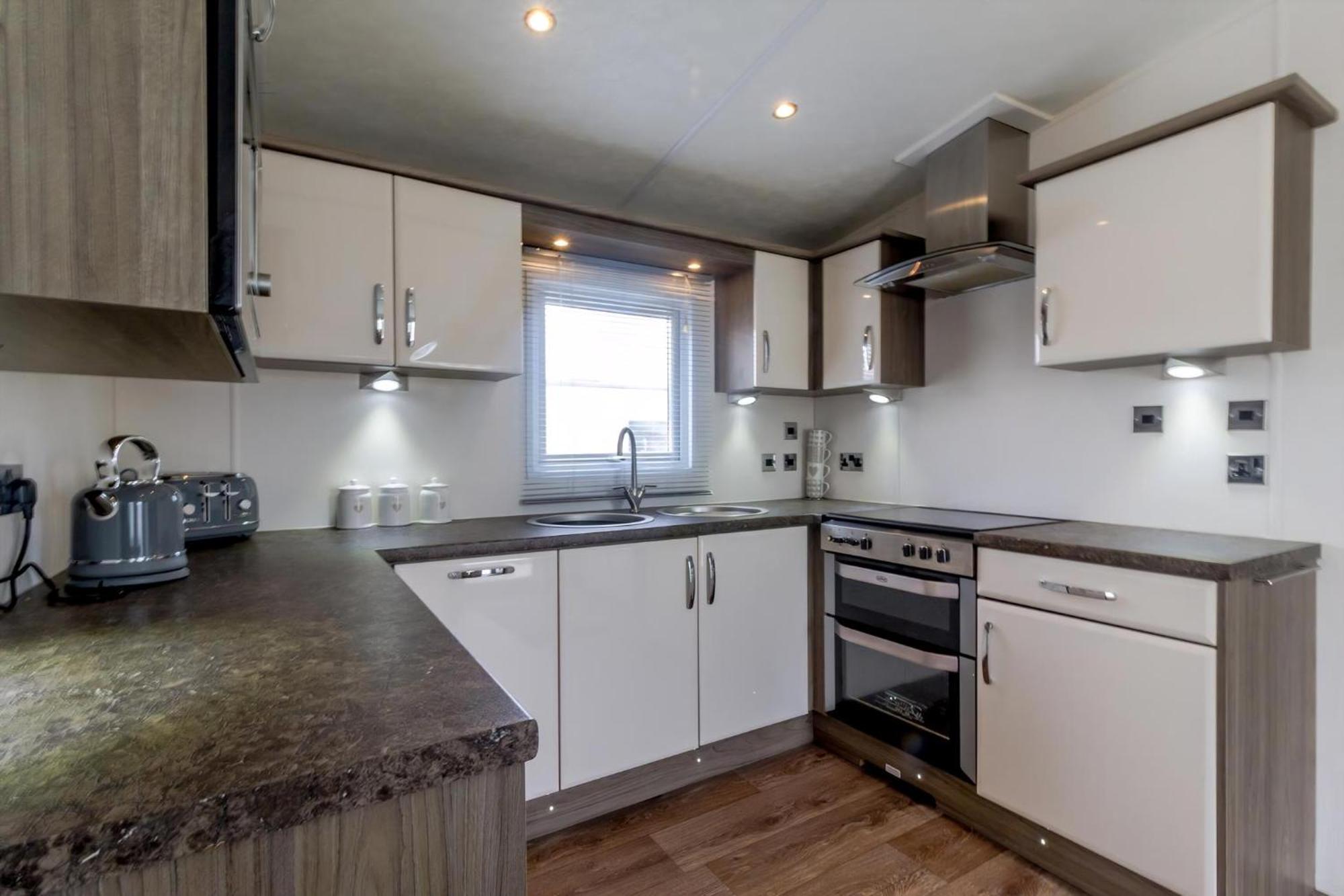 Beautiful 6 Berth Caravan By The In Suffolk Ref 40076nd * Lowestoft