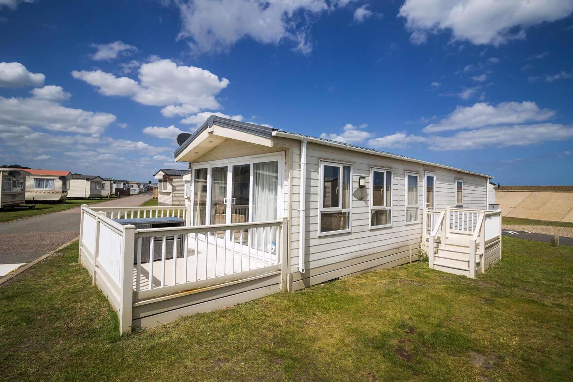 Beautiful 6 Berth Caravan By The In Suffolk Ref 40076nd