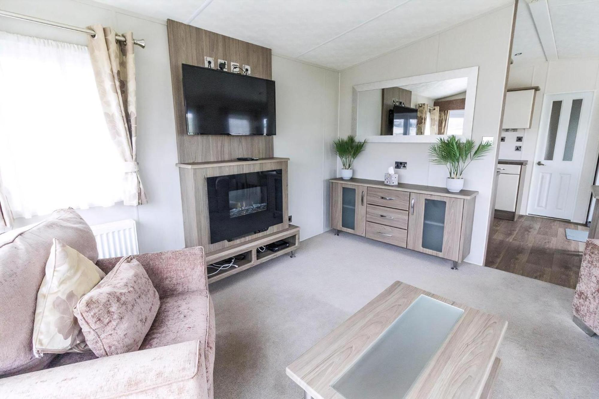 Beautiful 6 Berth Caravan By The In Suffolk Ref 40076nd Campsite *