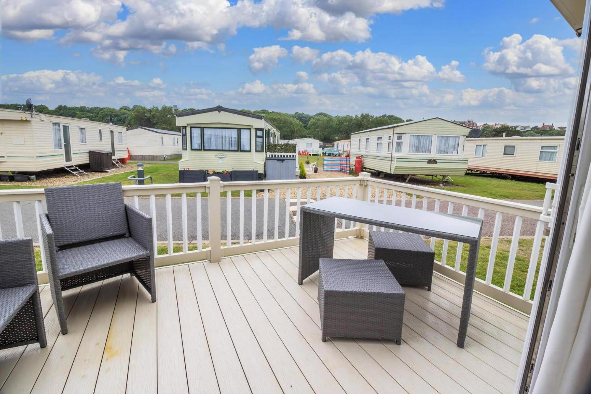Campsite Beautiful 6 Berth Caravan By The In Suffolk Ref 40076nd *