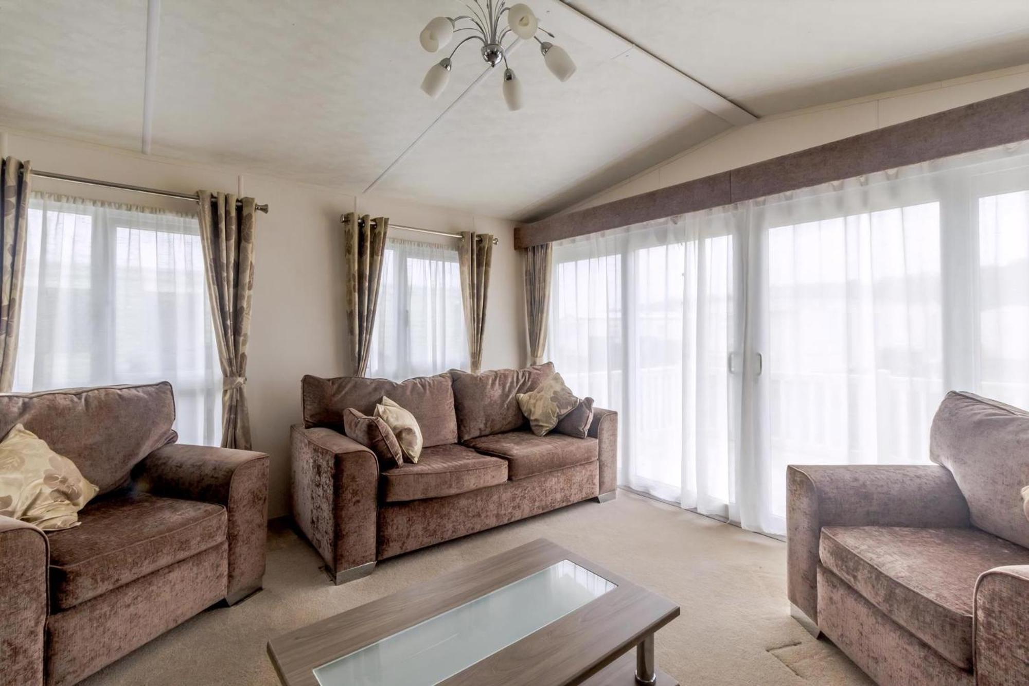 Beautiful 6 Berth Caravan By The In Suffolk Ref 40076nd Lowestoft