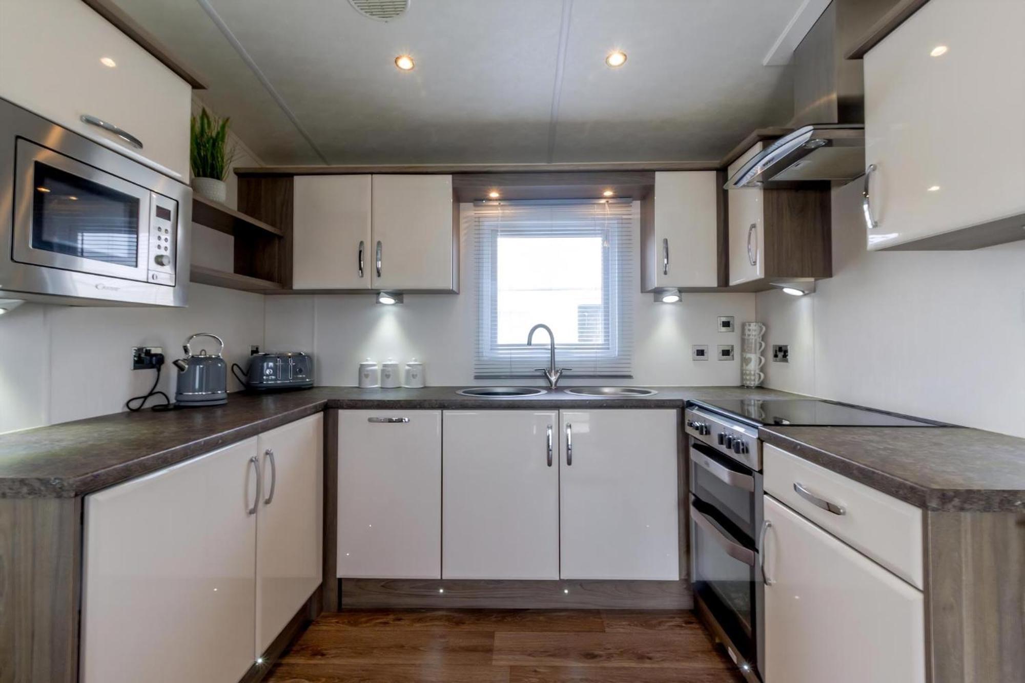 Beautiful 6 Berth Caravan By The In Suffolk Ref 40076nd
