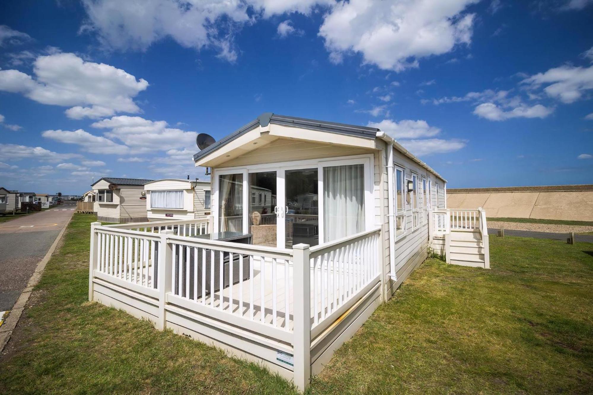 Beautiful 6 Berth Caravan By The In Suffolk Ref 40076nd