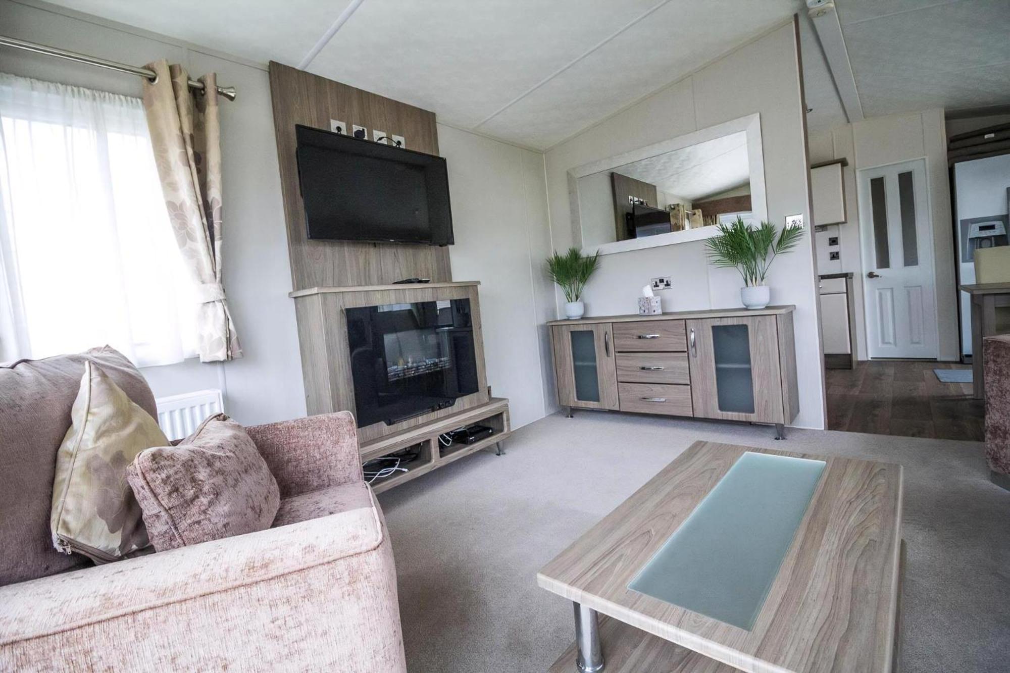 Campsite Beautiful 6 Berth Caravan By The In Suffolk Ref 40076nd Lowestoft