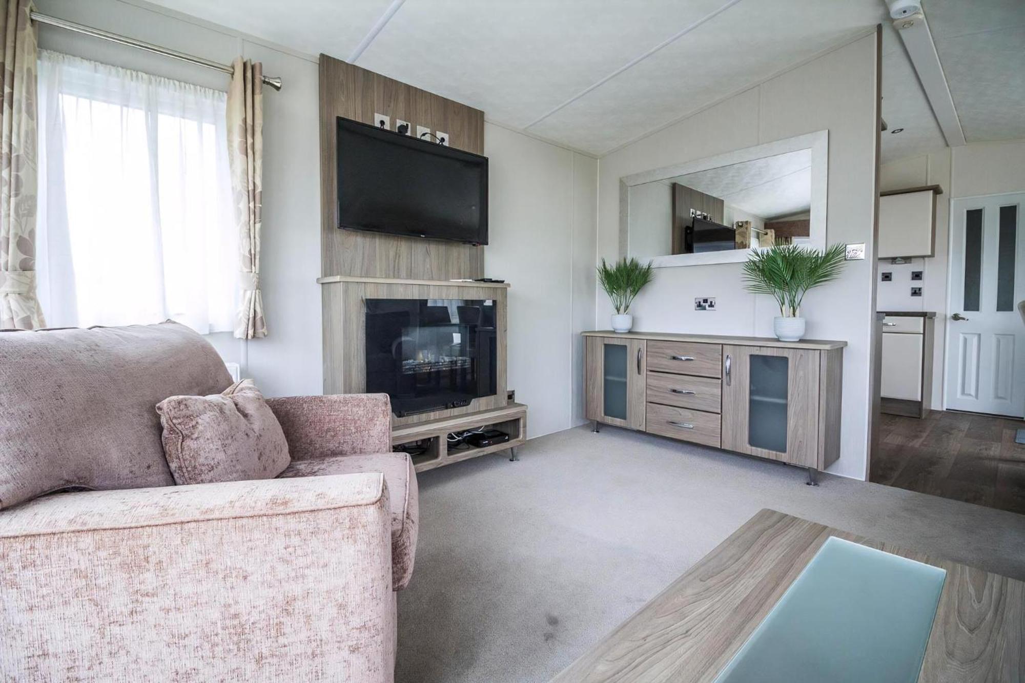 Beautiful 6 Berth Caravan By The In Suffolk Ref 40076nd *